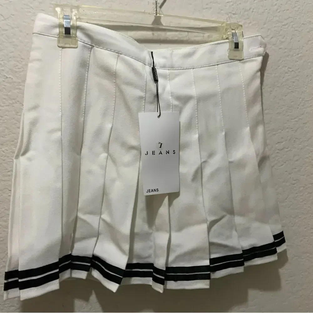 Xin yi zu wears Girls White Pleated A-Line Skirt Size L